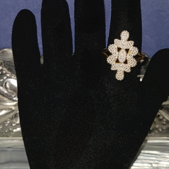 Elegant Silver Leaf Ring - Picture 2 of 4